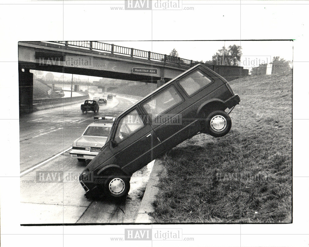 1987 Press Photo Chrysler MiniVan Lodge Freeway - Historic Images