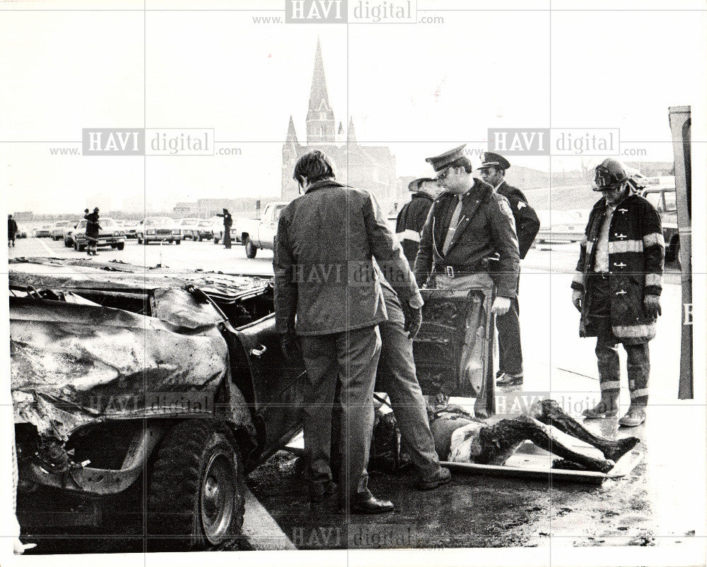 1976 Press Photo Detroit Car Accident Death Body Police - Historic Images