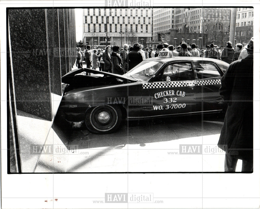 1976 Press Photo taxi acccident crash checker cab - Historic Images