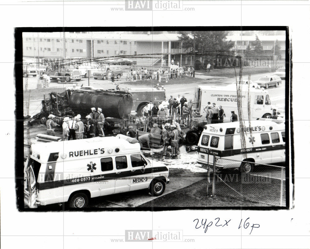 1990 Press Photo Automobile accident - Historic Images