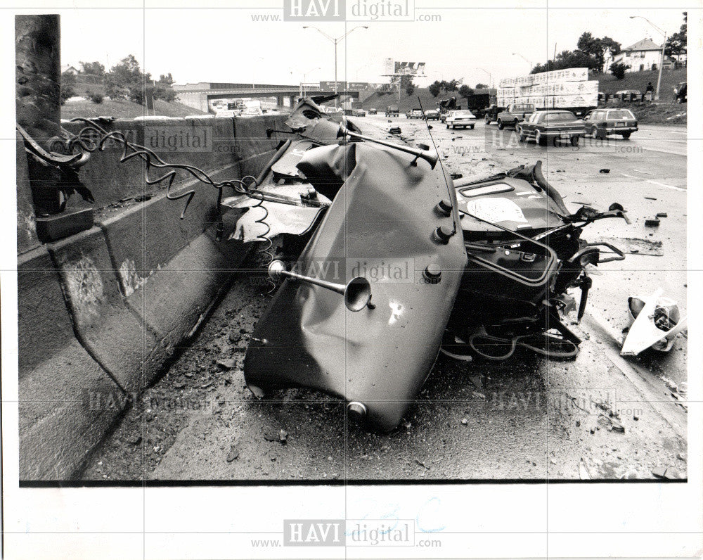 1989 Press Photo Accident I-96 Truck Wreck Median - Historic Images