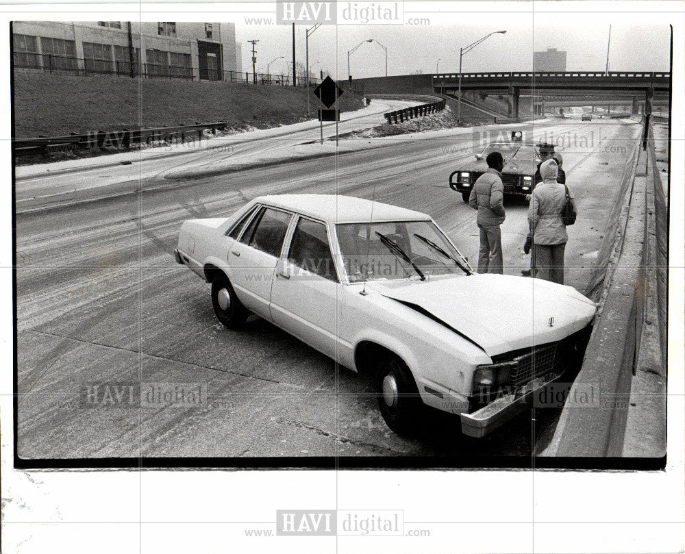 1987 Press Photo seat belt - Historic Images