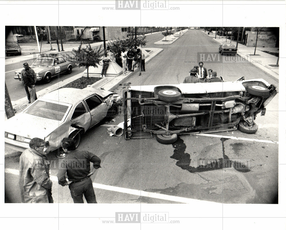 1987 Press Photo Truck car collide collision Detroit - Historic Images