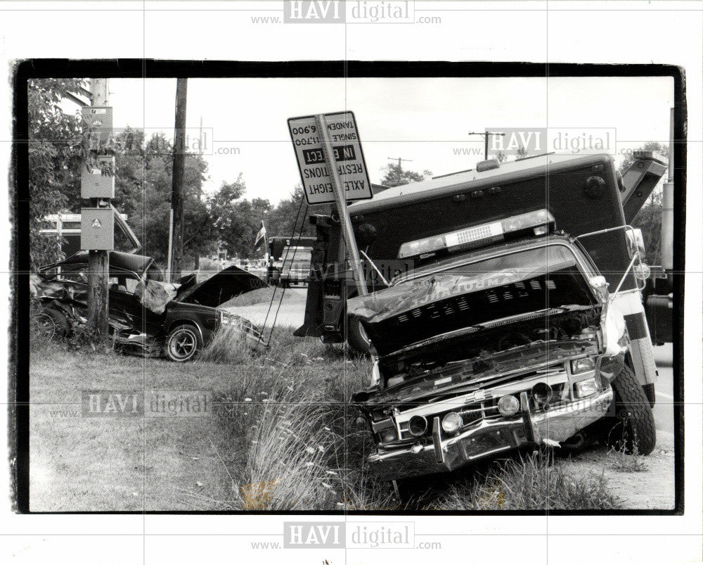 1991 Press Photo Automobil Accident Canton Township EMS - Historic Images