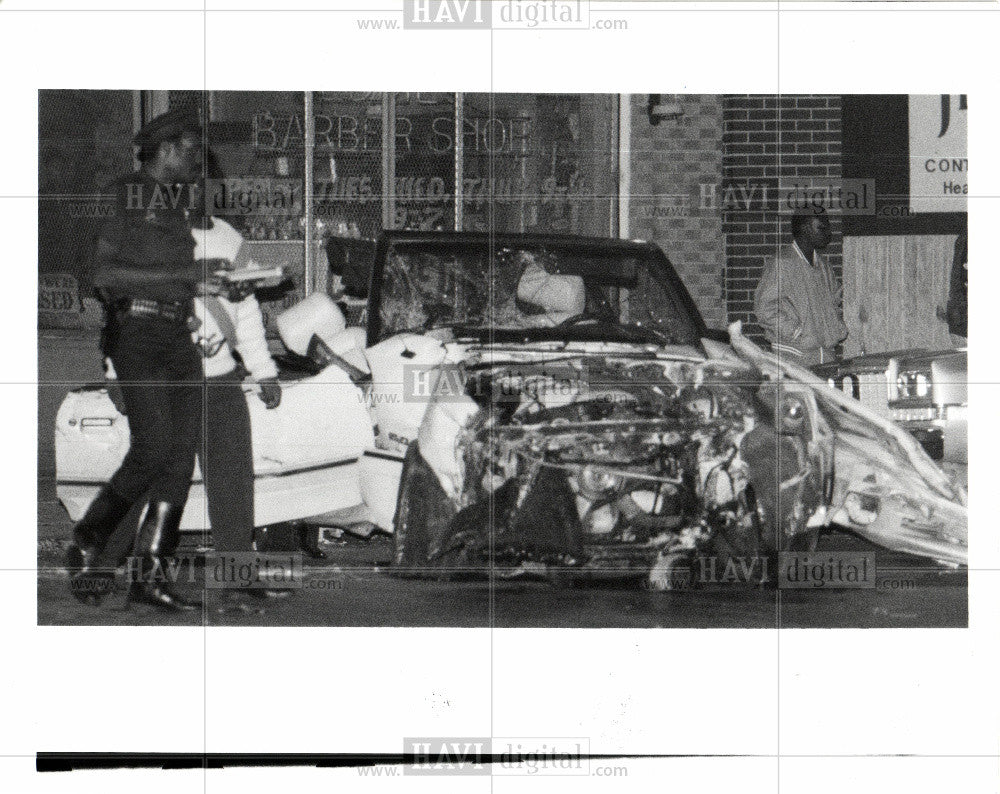 1989 Press Photo Police examine crashed car after chase - Historic Images