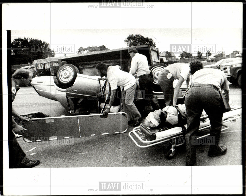 1988 Press Photo RESCUERS AID ACCIDENT VICTIMS ON I-94 - Historic Images