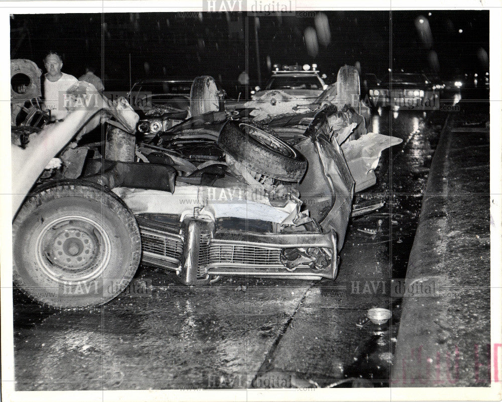 1975 Press Photo Automobile accident Freeway detroit - Historic Images