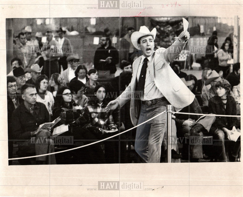 1972 Press Photo Auction buying selling goods bids - Historic Images