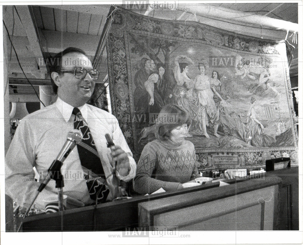 1978 Press Photo auction, tapestry - Historic Images