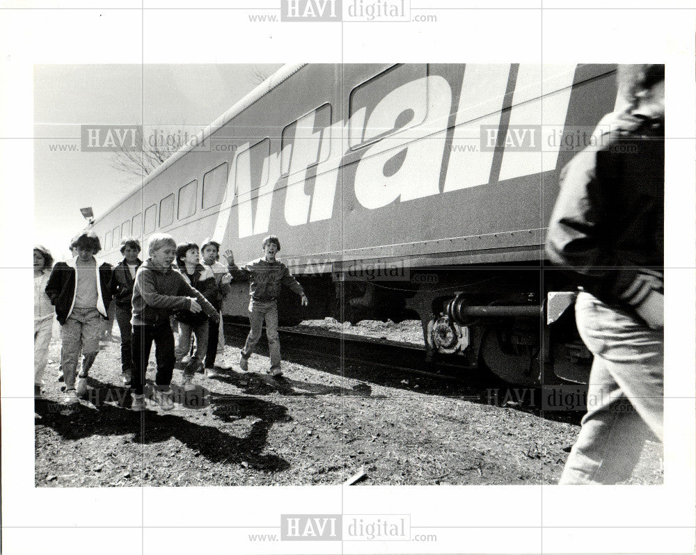 1985 Press Photo Students rush board Artrain - Historic Images