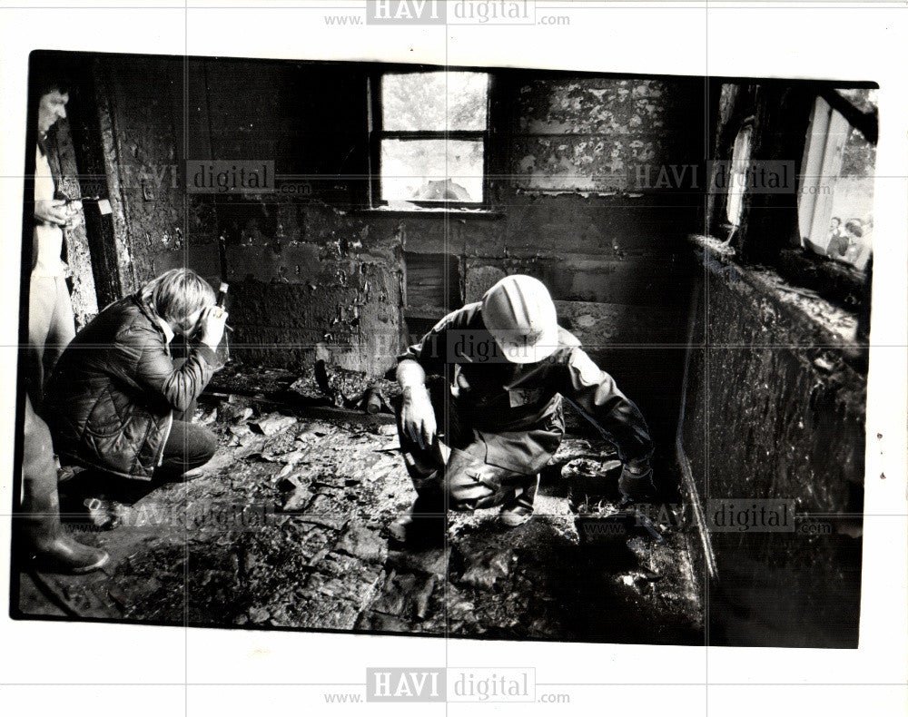 1975 Press Photo arson investigator charred debris home - Historic Images