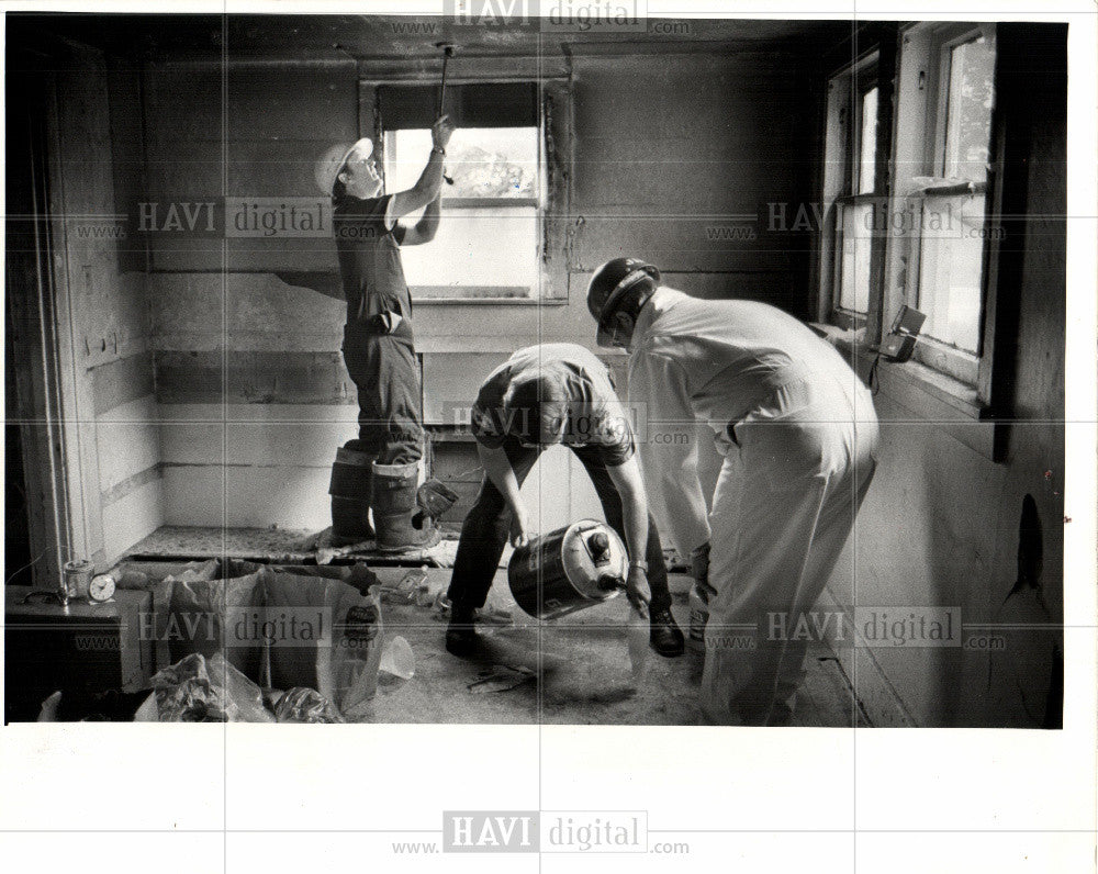 1975 Press Photo arsonists show torch a abandoned home - Historic Images