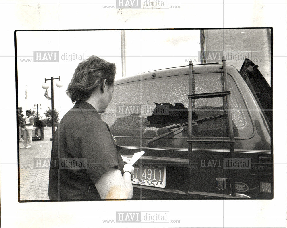 1990 Press Photo Hart Plaza robbery vehicle van window - Historic Images