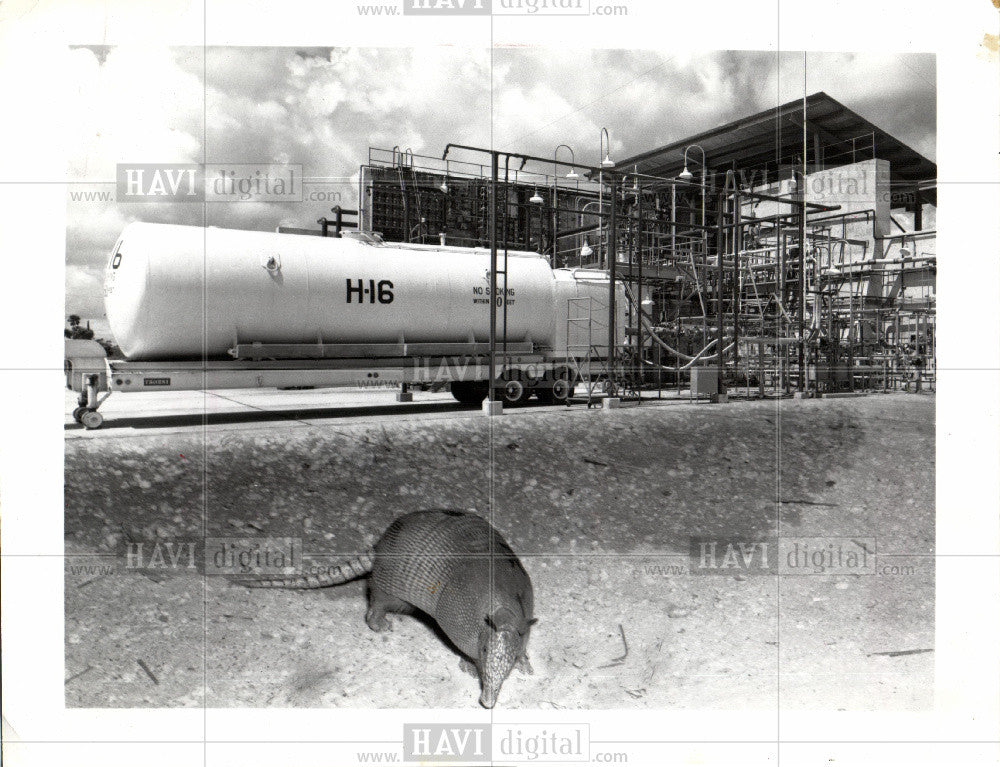 1977 Press Photo Armadillos P&amp;W Fuel Storage armor - Historic Images