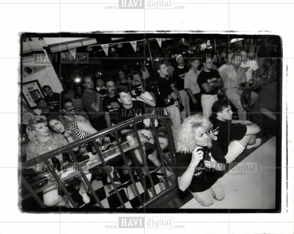 1992 Press Photo Fans watch Arm Wrestling competition - Historic Images