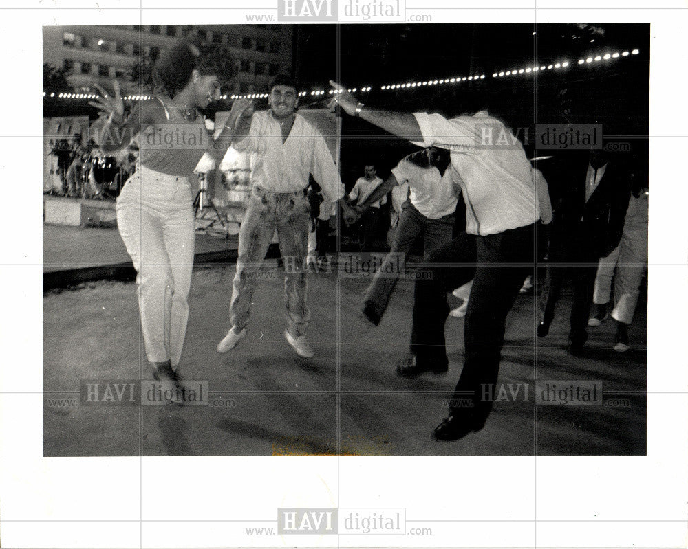 1987 Press Photo Traditional Arab Dance Debka Jordanian - Historic Images