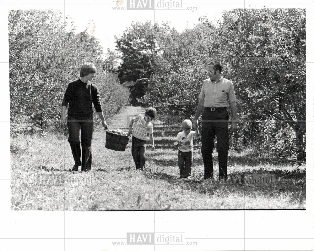 1977 Press Photo Apple - Historic Images