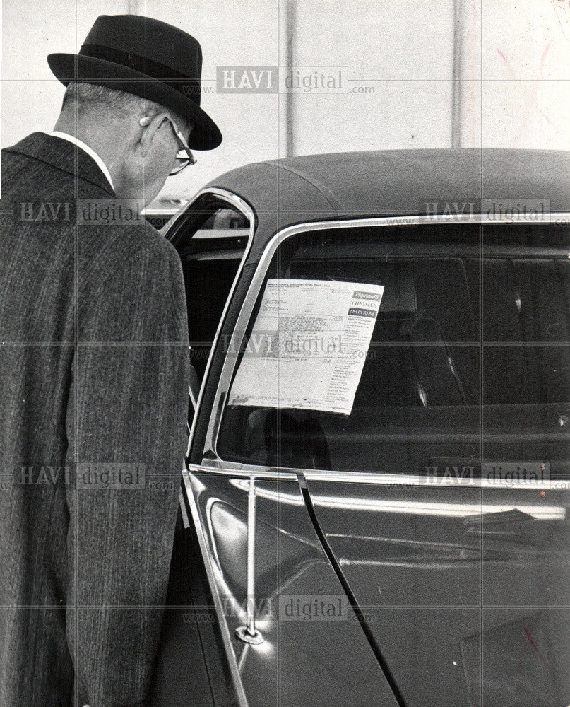 1969 Press Photo Vonder Heide &quot;To buy or not to buy.&quot; - Historic Images