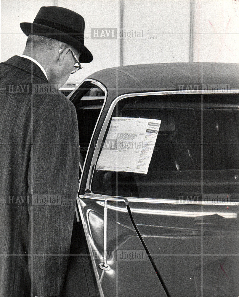 1969 Press Photo Vonder Heide "To buy or not to buy." - Historic Images