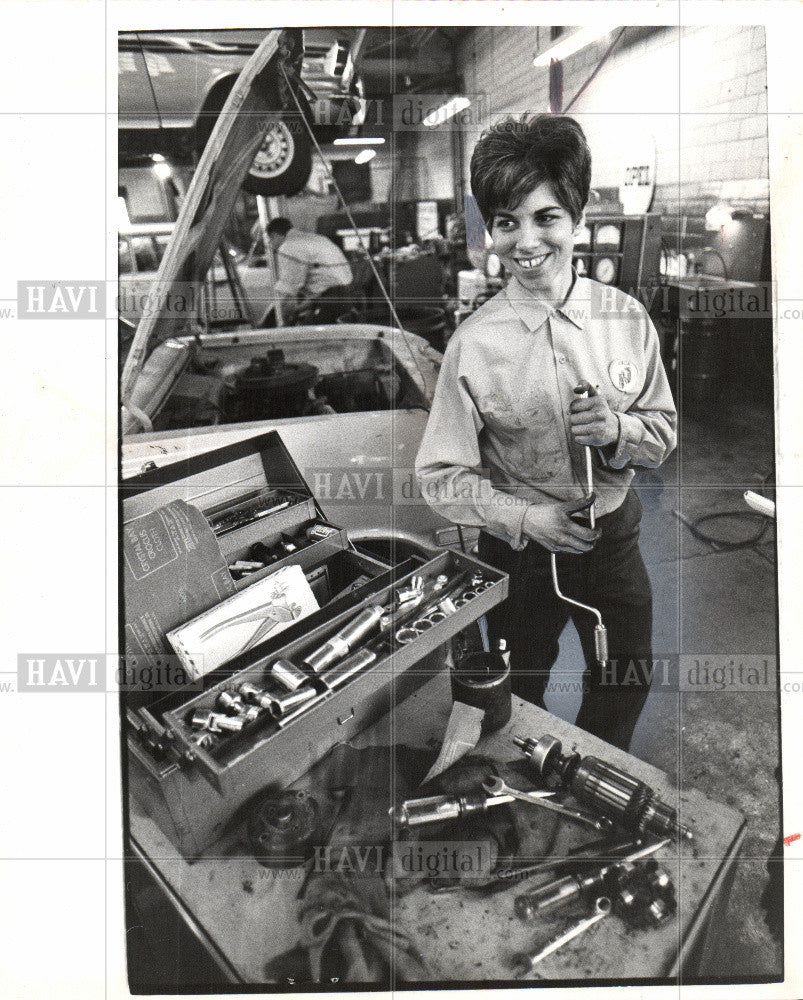 1971 Press Photo Eileen, Moneman, woman mechanic - Historic Images
