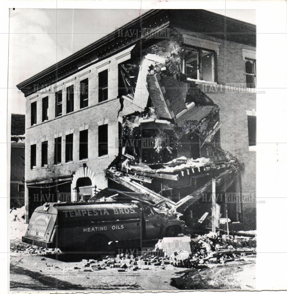 1968 Press Photo trick, crash, building - Historic Images