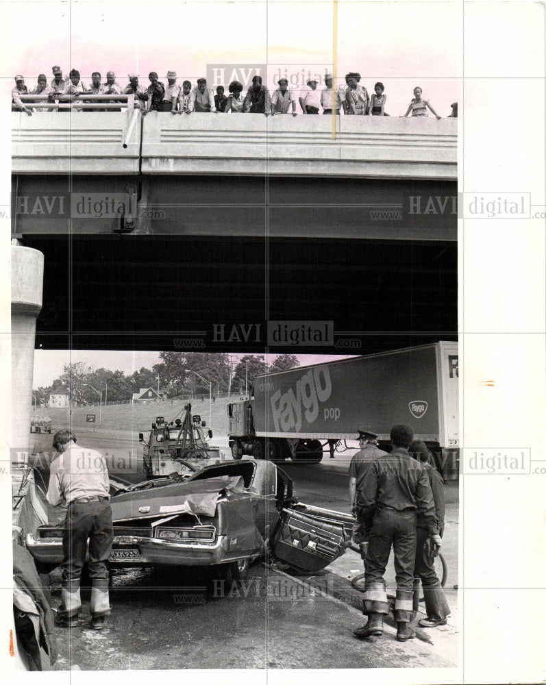 1978 Press Photo Automobile accident Michigan Firemen - Historic Images