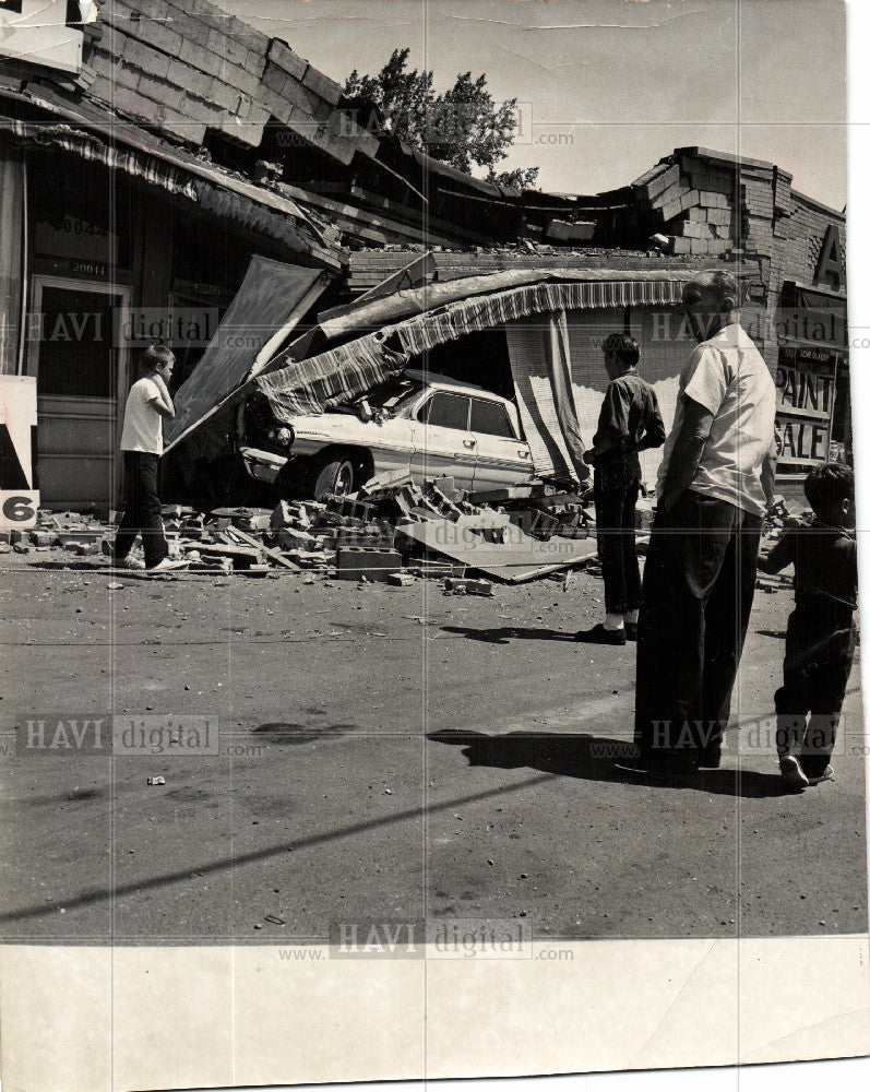 1965 Press Photo Automobile accident Supperware sales - Historic Images