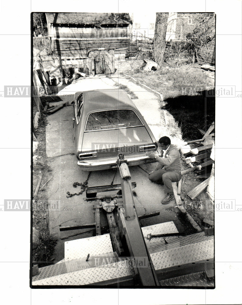 1987 Press Photo abandoned vehicle hooked to tow truck - Historic Images