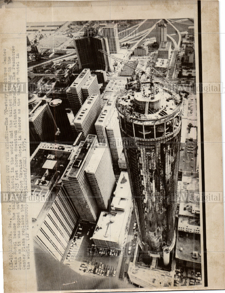 1975 Press Photo Peachtree Center Plaza Hotel Atlanta - Historic Images