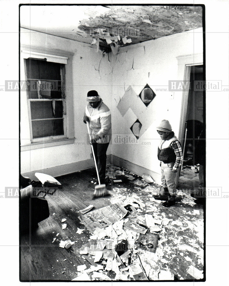 1972 Press Photo Jackie Lanierzge, cleaning house - Historic Images