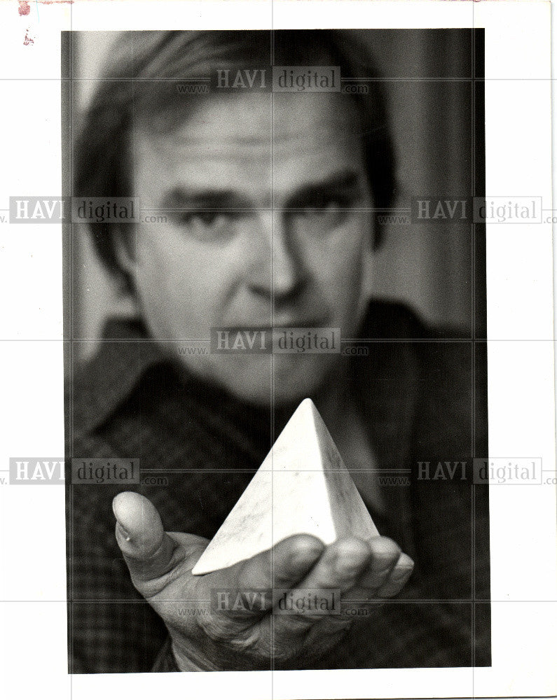 1984 Press Photo DAVID BARR AND A MODEL OF TETRAHEDRON - Historic Images