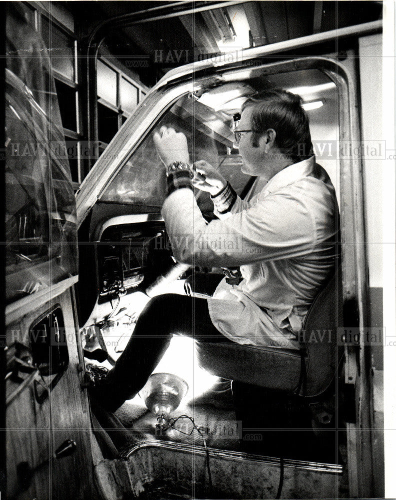 1981 Press Photo Armored truck Livonia FBI Don Milton - Historic Images