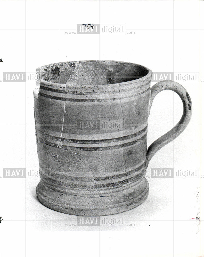 1980 Press Photo Banded ware mug, Archaeology - Historic Images