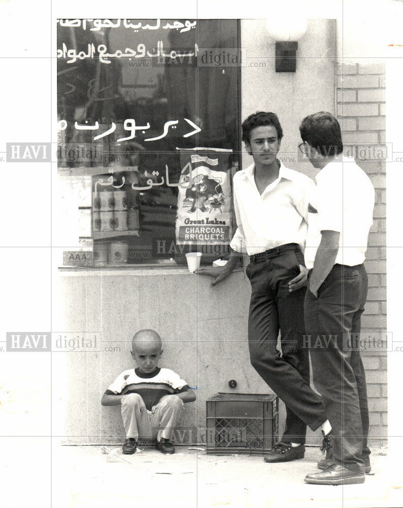 1987 Press Photo Arab Grocery 1987 child - Historic Images