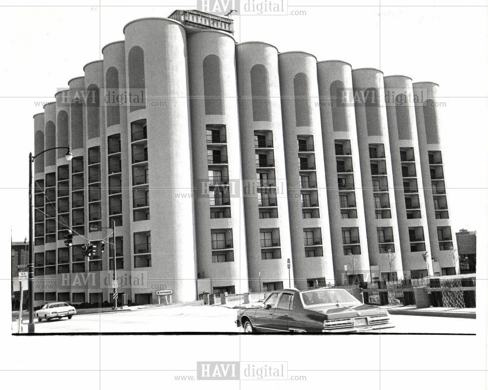 1980 Press Photo building car - Historic Images