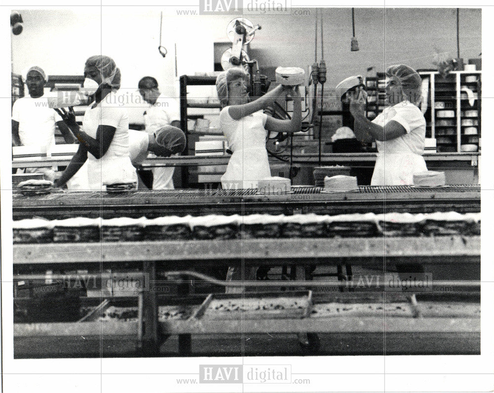 1983 Press Photo Awrey bakery chocolate cake - Historic Images