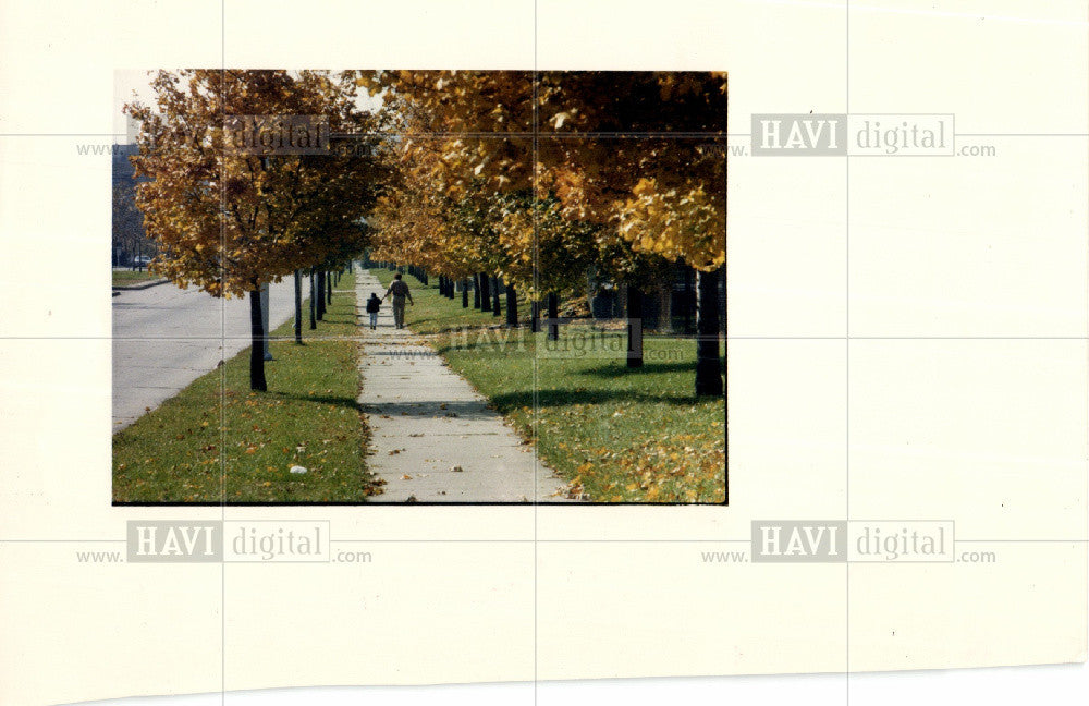 1987 Press Photo Autumn Scene Two People Walk Detroit - Historic Images