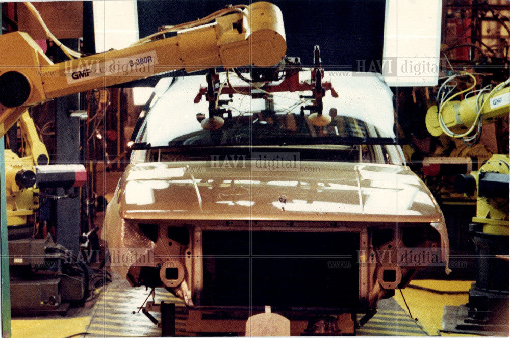 Press Photo AUTOMOBILE ASSEMBLY LINE - Historic Images