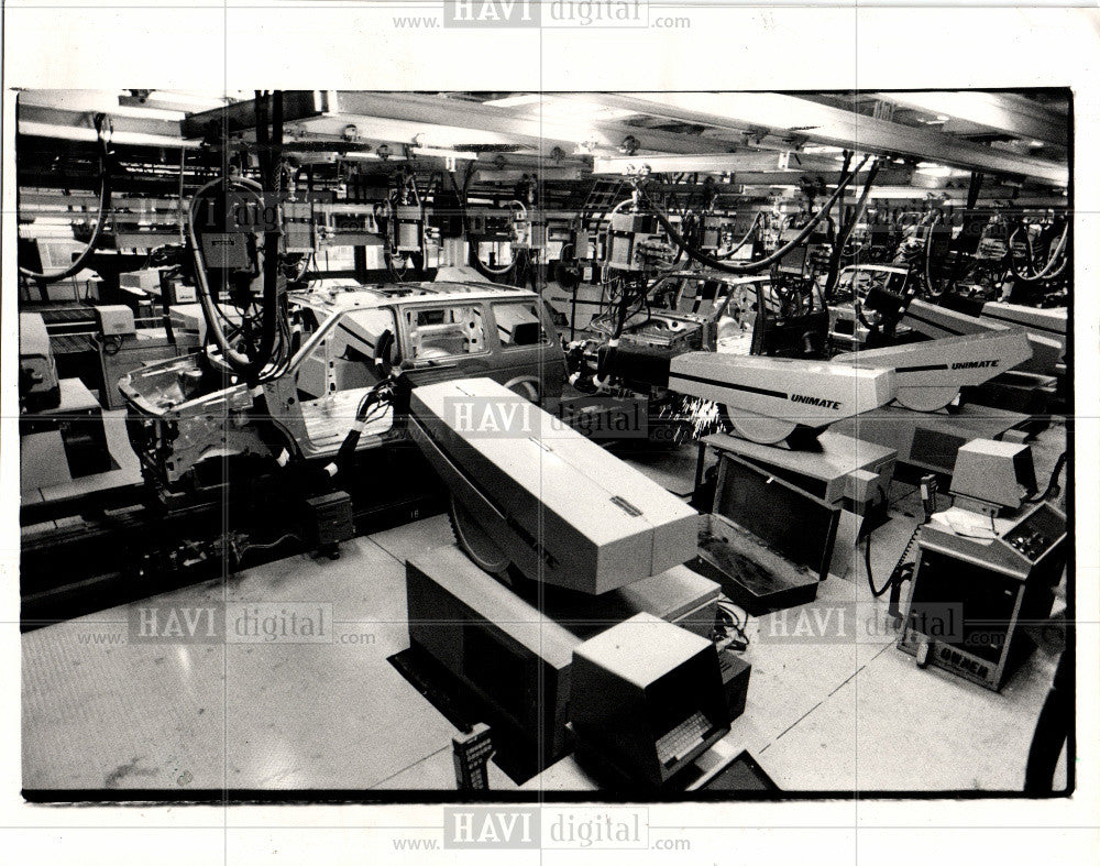 1983 Press Photo ROBOTS WORK ON CARAVAN/ VOYAGER - Historic Images