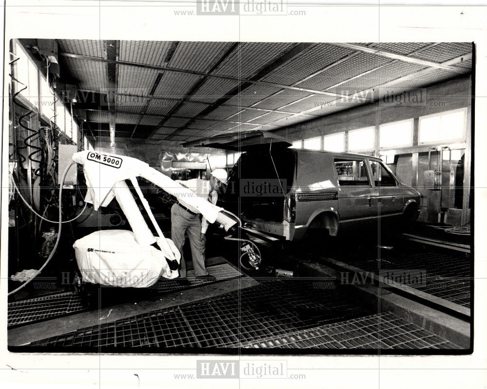 1983 Press Photo Chrysler plant, assembly line - Historic Images