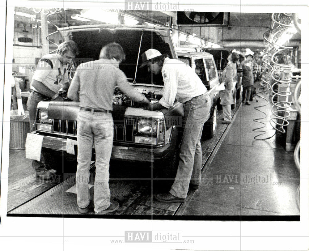 1985 Press Photo Automobile  Assembly Line - Historic Images