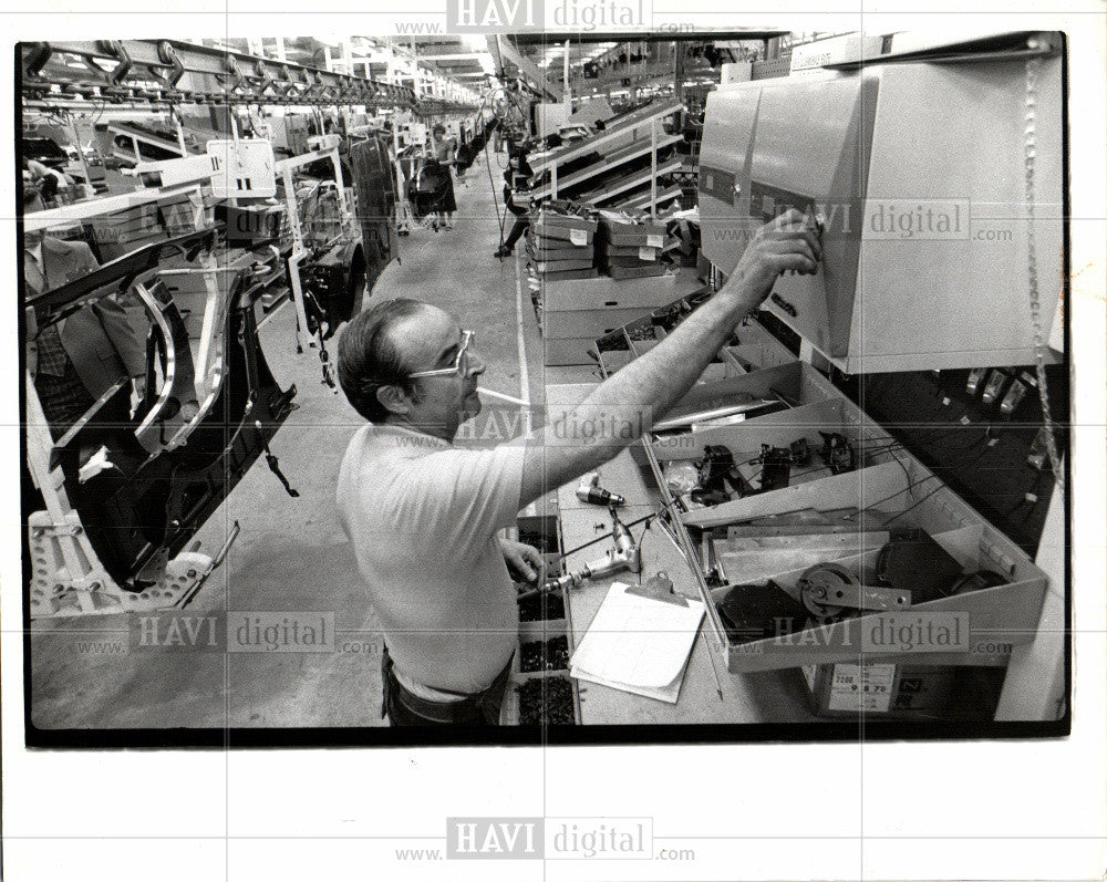 1978 Press Photo Automobile Assembly Line Tony Faraone - Historic Images