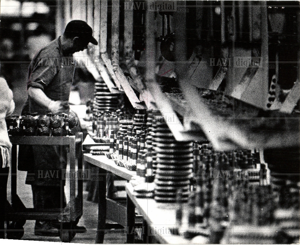 1979 Press Photo Assembly line  Chrysler - Historic Images