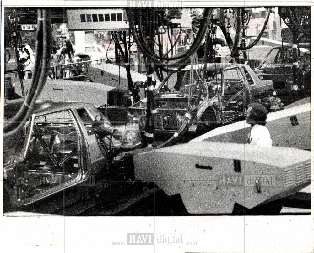 1980 Press Photo Industry robot work at crankshaft. - Historic Images