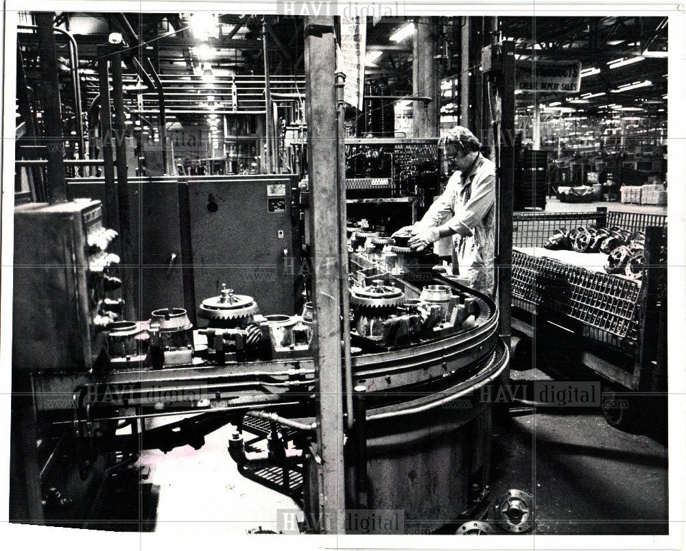 1983 Press Photo Automobile Assembly Line - Historic Images