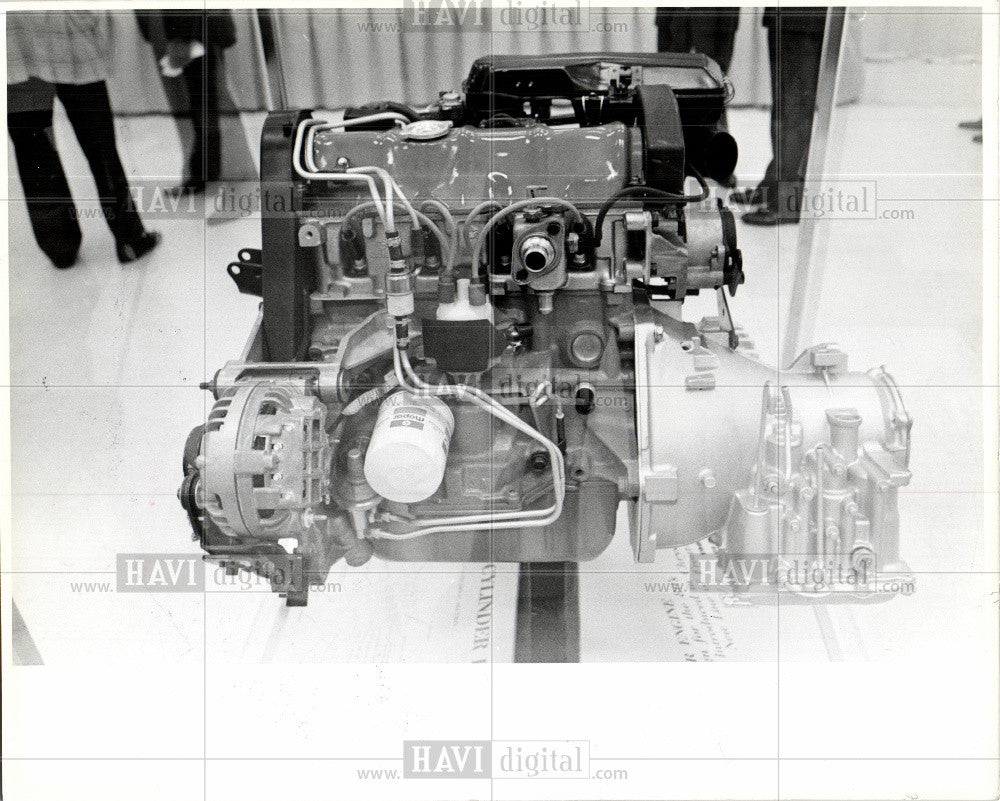 1980 Press Photo Automobile Engine outside car - Historic Images