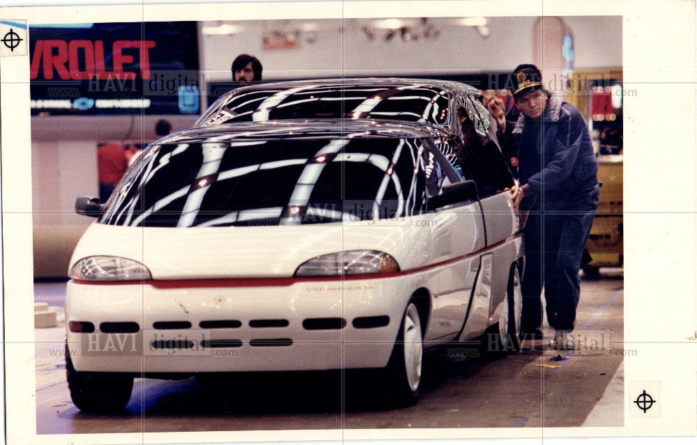 1990 Press Photo worker push chrysler&#39;s voyager iii - Historic Images