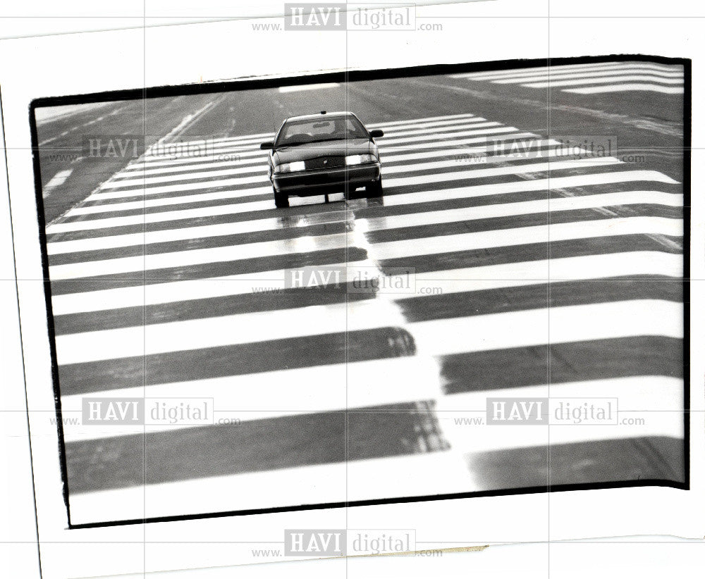 1992 Press Photo Auto safety brake test icy/dry strips - Historic Images