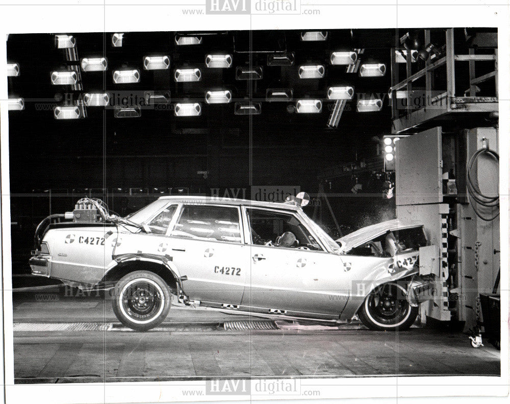 1977 Press Photo AUTOMOBILE SAFETY RESEARCH - Historic Images