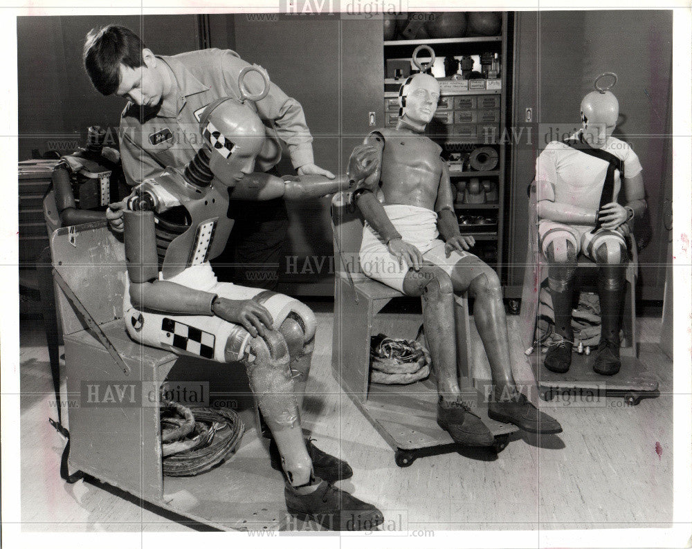 1986 Press Photo Hybrid II III crash test dummy - Historic Images